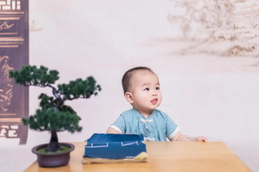 西宁怀孕肚子中间凹两边凸